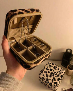 Travel jewellery case