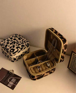 Travel jewellery case