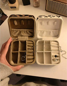 Travel jewellery case